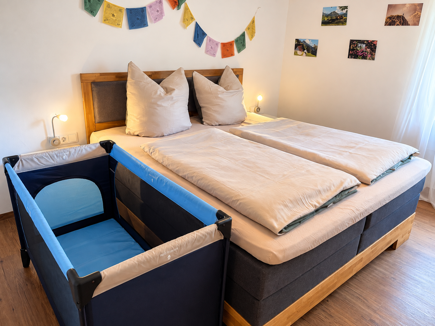 Schlafzimmer mit Reisebabybett im Alpenjuwel 2