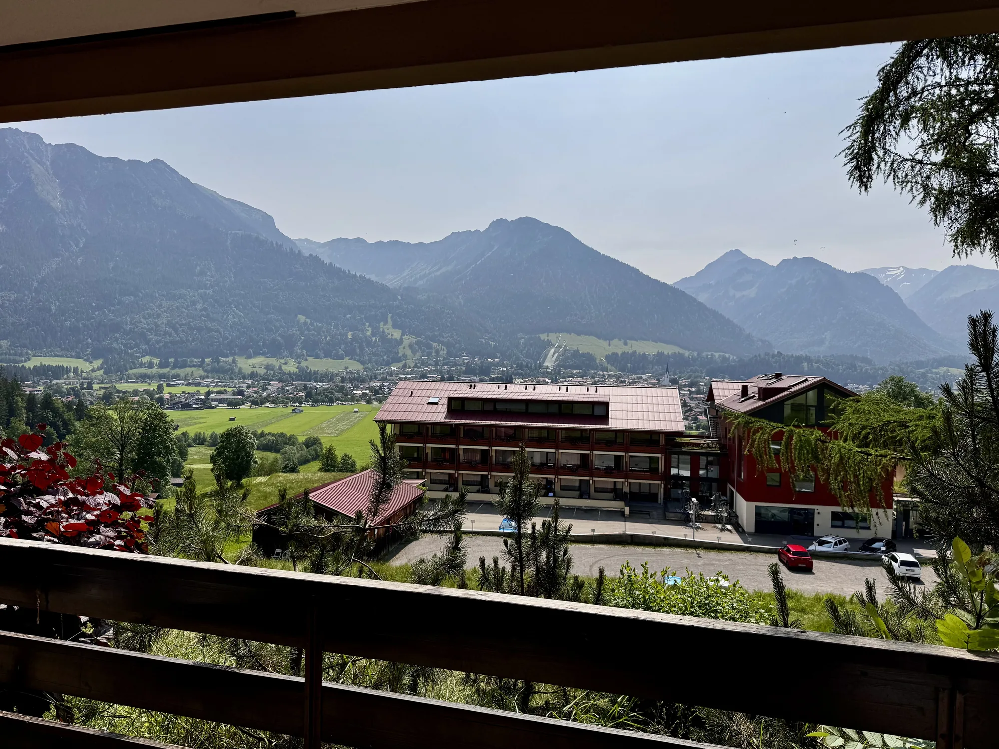Blick aus Jauchen über Oberstdorf und die Allgäuer Berge